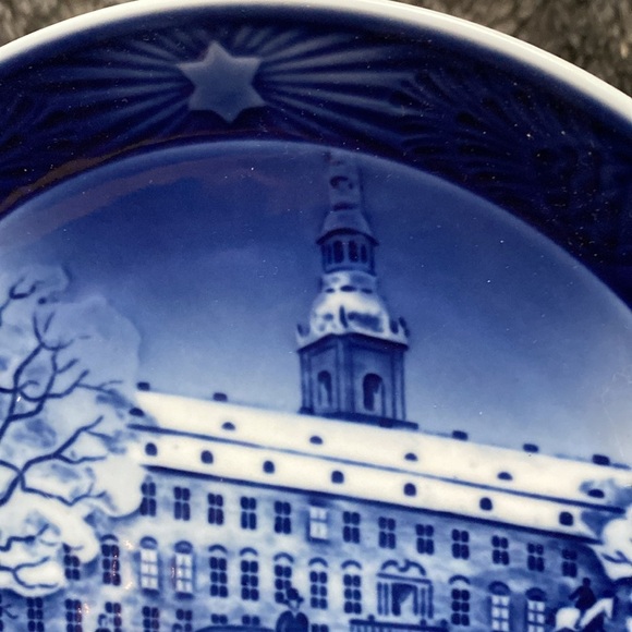 Royal Copenhagen 1992 Queen's Carriage Year Plate - Picture 4 of 16